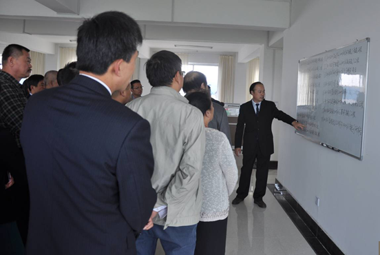 與會(huì)領(lǐng)導(dǎo)、專家參觀鑫海公司 與會(huì)領(lǐng)導(dǎo)、專家參觀鑫海公司